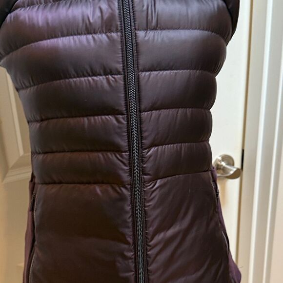 Lululemon Down For A Run Vest II Black Cherry Size 8 EUC - Picture 6 of 17